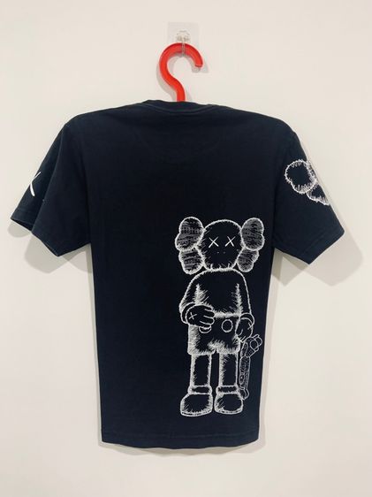 เสื้อยืด KAWS แท้ 💯 size M ขนาดอก 20 ยาว 27 นิ้ว สภาพดีมาก ทรงสวย รายละเอียดดี เนื้อผ้าใส่สบายมาก หายากน่าสะสมครับ รูปที่ 6