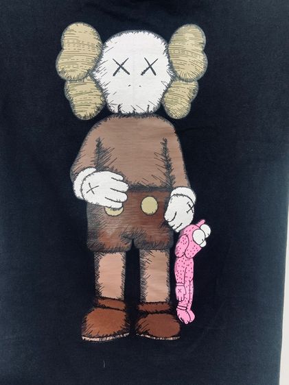 เสื้อยืด KAWS แท้ 💯 size M ขนาดอก 20 ยาว 27 นิ้ว สภาพดีมาก ทรงสวย รายละเอียดดี เนื้อผ้าใส่สบายมาก หายากน่าสะสมครับ รูปที่ 2