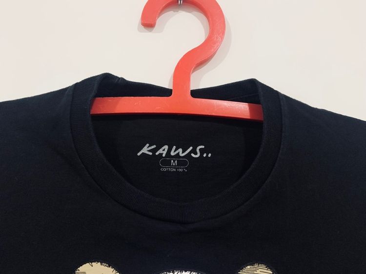 เสื้อยืด KAWS แท้ 💯 size M ขนาดอก 20 ยาว 27 นิ้ว สภาพดีมาก ทรงสวย รายละเอียดดี เนื้อผ้าใส่สบายมาก หายากน่าสะสมครับ รูปที่ 3