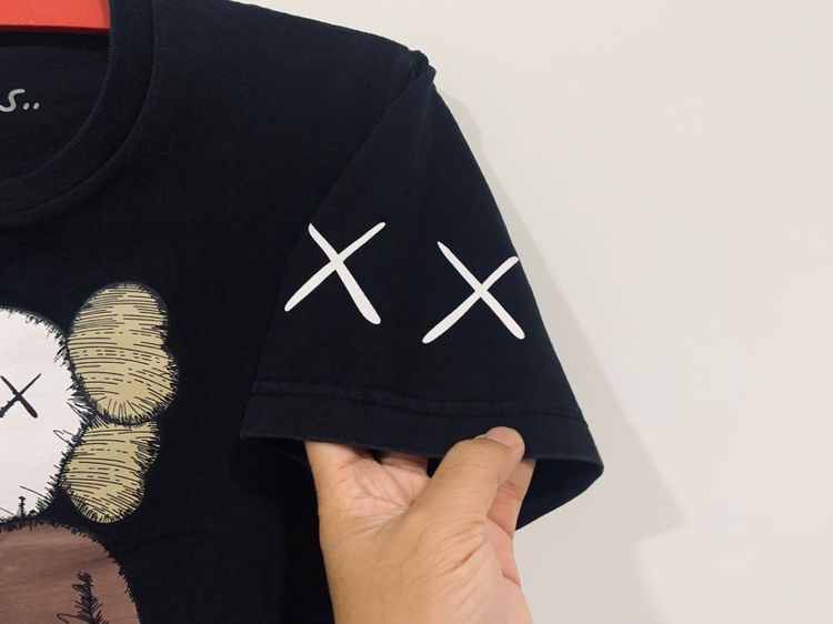 เสื้อยืด KAWS แท้ 💯 size M ขนาดอก 20 ยาว 27 นิ้ว สภาพดีมาก ทรงสวย รายละเอียดดี เนื้อผ้าใส่สบายมาก หายากน่าสะสมครับ รูปที่ 5