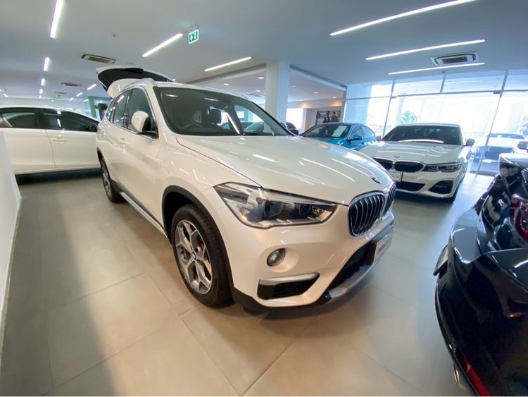 รถ BMW X1 2.0 sDrive18d xLine สี ขาว