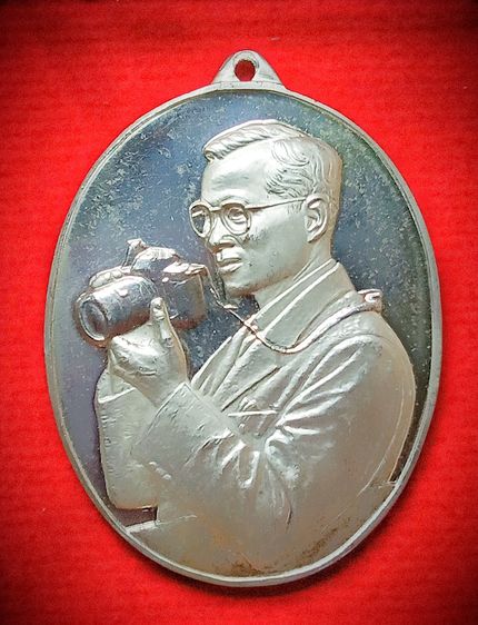 เหรียญในหลวงรัชกาลที่ 9 เนื้อเงินปัดเงา รูปที่ 3