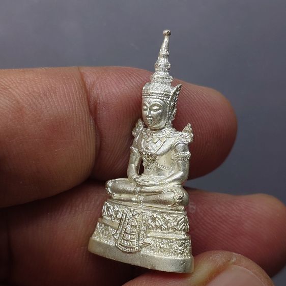 พระพุทธมหามณีรัตนปฏิมากร (พระแก้วมรกต) เนื้อเงินพ่นทราย กรมสรรพสามิต ครบรอบ 64 ปี พ.ศ.2539 พร้อมกล่องเดิม รูปที่ 6