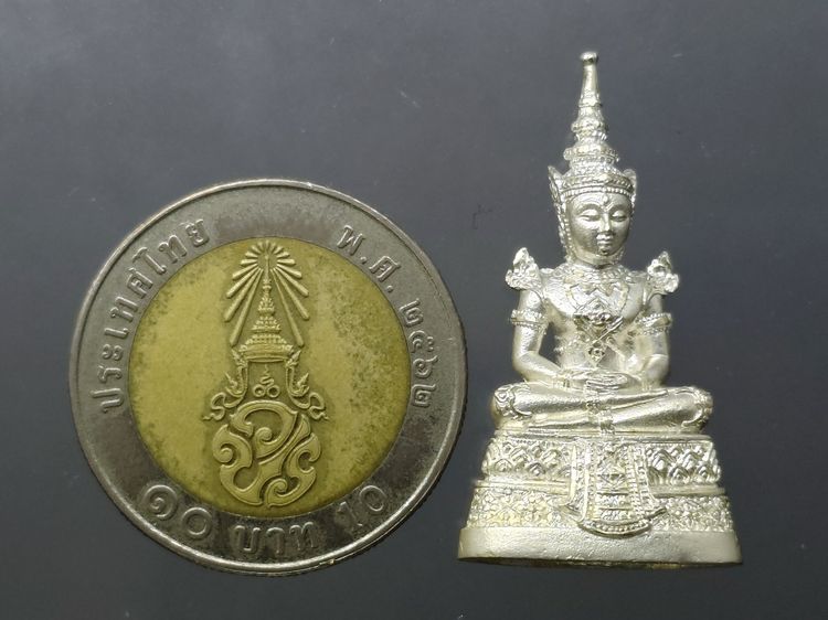 พระพุทธมหามณีรัตนปฏิมากร (พระแก้วมรกต) เนื้อเงินพ่นทราย กรมสรรพสามิต ครบรอบ 64 ปี พ.ศ.2539 พร้อมกล่องเดิม รูปที่ 8