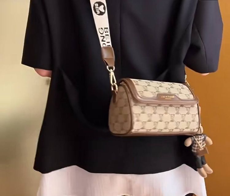 กระเป๋าสะพายข้างลายหมีพร้อมตุ๊กตาห้อยสีน้ำตาล BA0086 รูปที่ 5