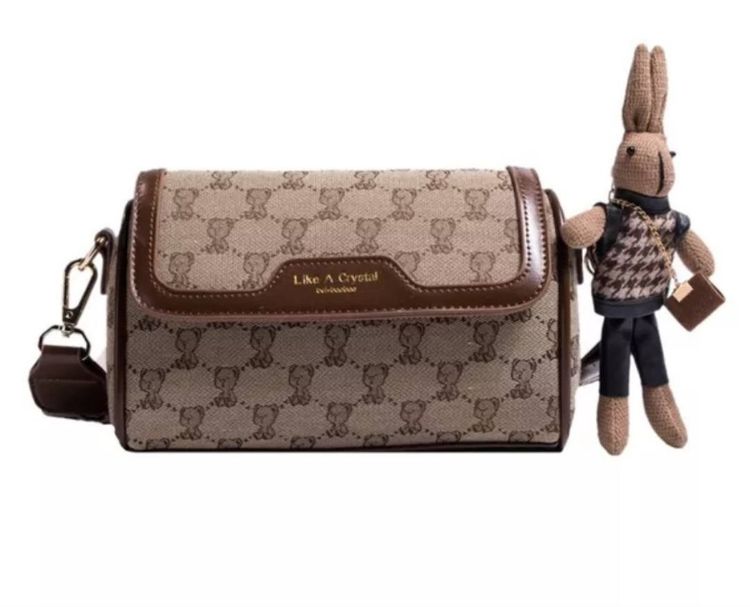 กระเป๋าสะพายข้างลายหมีพร้อมตุ๊กตาห้อยสีน้ำตาล BA0086
