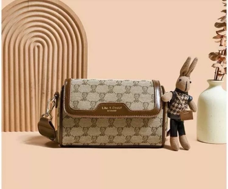 กระเป๋าสะพายข้างลายหมีพร้อมตุ๊กตาห้อยสีน้ำตาล BA0086 รูปที่ 2