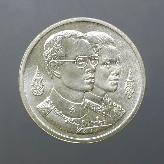 เหรียญไทย เหรียญพระมหาธาตุเจดีย์ ในหลวง-ราชินี ที่ระลึกมหามงคล 60 พรรษา ร9 เนื้อเงิน (กองทัพอากาศสร้าง) พ.ศ.2530