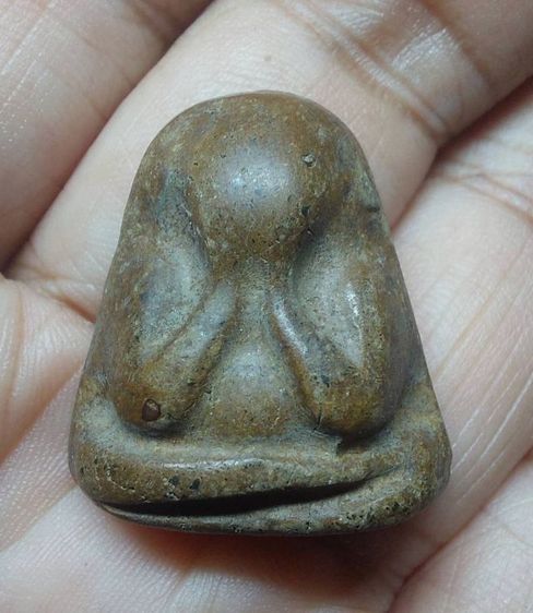 พระปิดตา เนื้อกะลา หลังแบบ วัดเครือวัลย์ แห้งเก่า เนื้อจัด 