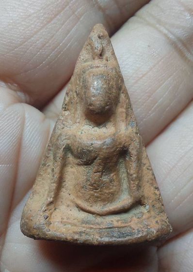 พระนางพญา พิมพ์เข่าโค้ง แห้งเก่า เนื้อจัด  