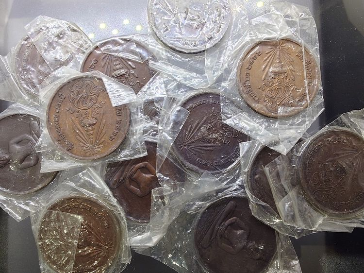 เหรียญพระพุทธสิหิงค์ หลัง ภปร ที่ระลึกฉลอง ๗๐๐ ปี ลายสือไทย พ.ศ.2526 เนื้อทองแดง ซองซีนเดิม รูปที่ 7