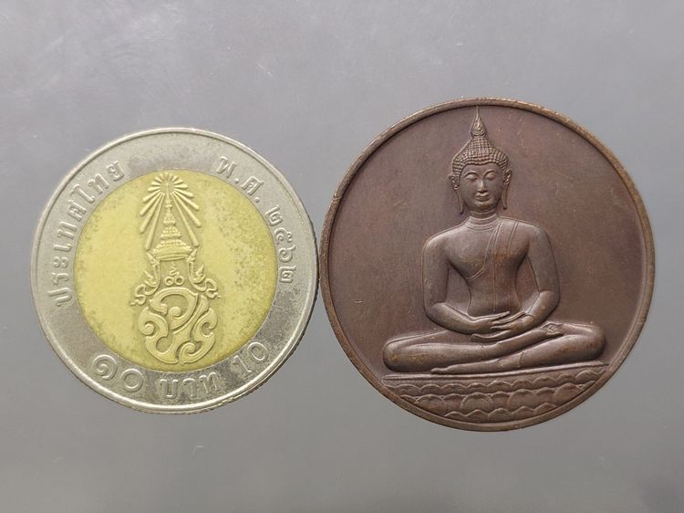 เหรียญพระพุทธสิหิงค์ หลัง ภปร ที่ระลึกฉลอง ๗๐๐ ปี ลายสือไทย พ.ศ.2526 เนื้อทองแดง ซองซีนเดิม รูปที่ 4