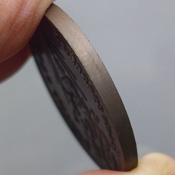 เหรียญพระพุทธสิหิงค์ หลัง ภปร ที่ระลึกฉลอง ๗๐๐ ปี ลายสือไทย พ.ศ.2526 เนื้อทองแดง ซองซีนเดิม รูปที่ 3