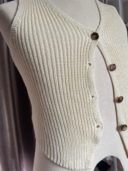 เสื้อกล้ามผ้านิตสีครีมอ่อนค่อนขาว รูปที่ 5