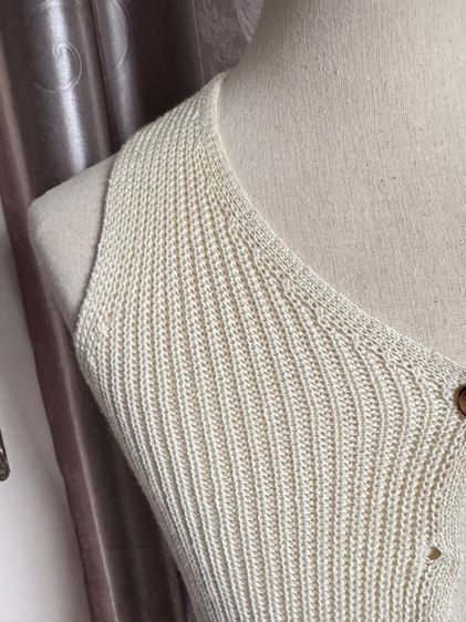 เสื้อกล้ามผ้านิตสีครีมอ่อนค่อนขาว รูปที่ 2