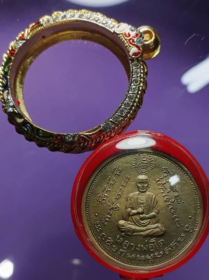 เหรียญสองอาจารย์ หลวงปู่ทวด หลัง สมเด็จโต วัดปราสาทบุญญาวาส รุ่นแรก ปี2506 เนื้อฝาบาตร สภาพสวยมาก พิธีใหญ่ 108 คณาจารย์ปลุกเสก น่าใช้มากครับ รูปที่ 4