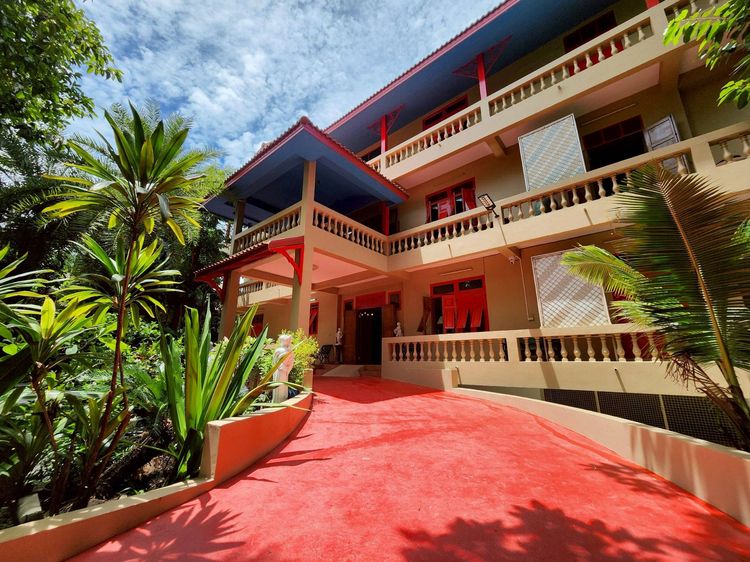 ขายบ้านสไตล์โคโลเนียล พร้อมที่ดินริมน้ำ รูปที่ 2