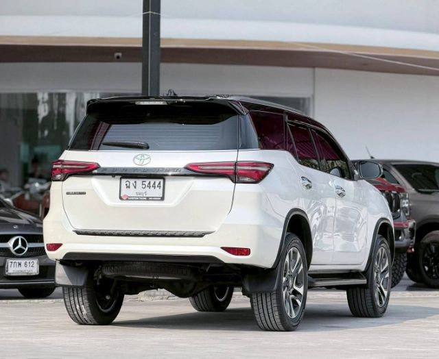 Toyota Fortuner 2022 2.4 Commander ดีเซล เกียร์อัตโนมัติ ขาว รูปที่ 2
