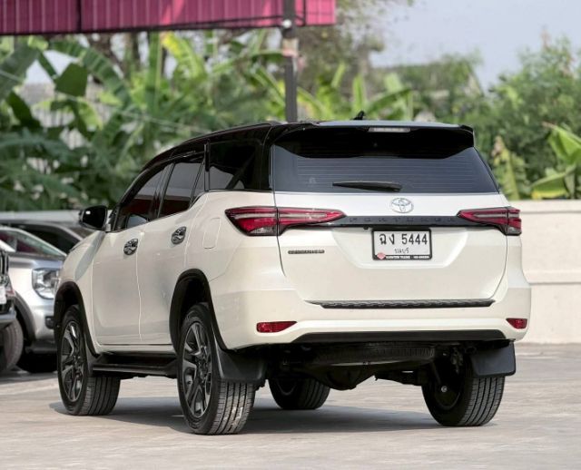Toyota Fortuner 2022 2.4 Commander ดีเซล เกียร์อัตโนมัติ ขาว รูปที่ 3