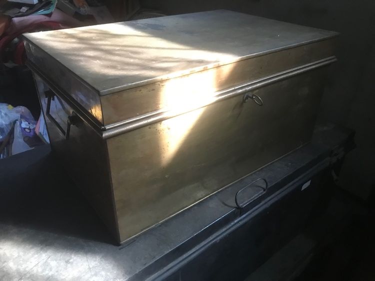 หีบทองเหลืองโบราณพร้อมกุญแจเดิมๆ รูปที่ 4