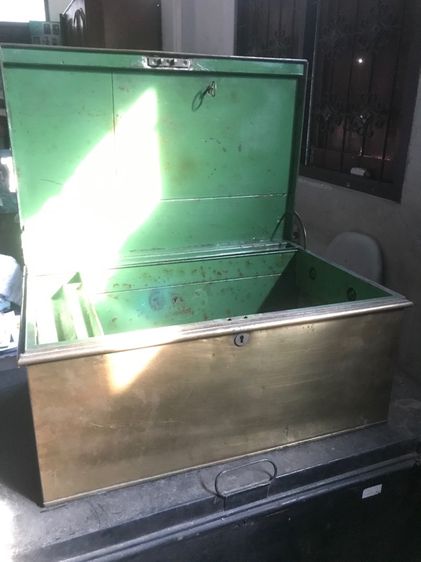 หีบทองเหลืองโบราณพร้อมกุญแจเดิมๆ รูปที่ 9