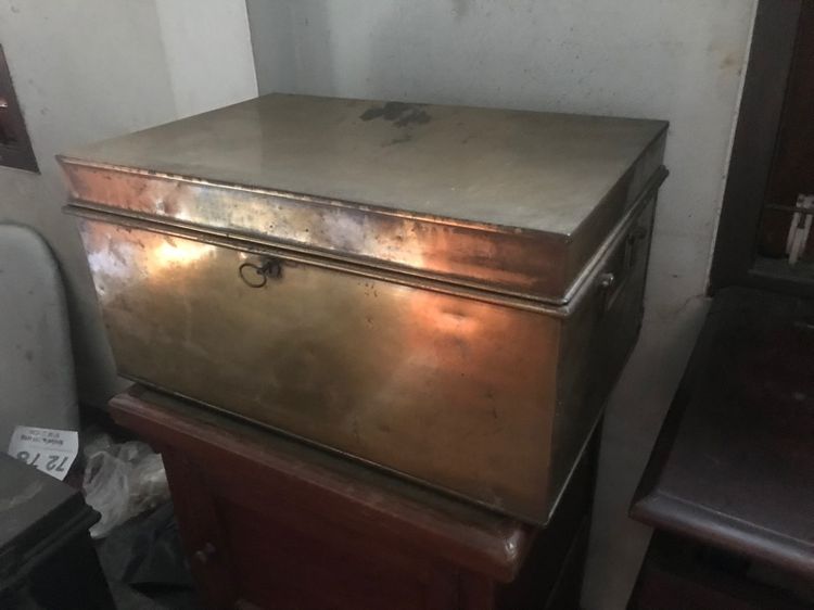 หีบทองเหลืองโบราณพร้อมกุญแจเดิมๆ