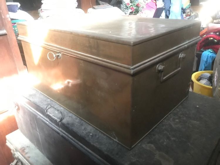 หีบทองเหลืองโบราณพร้อมกุญแจเดิมๆ รูปที่ 5