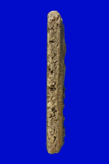 พระสมเด็จวัดระฆัง สร้างฝากกรุวัดบางขุนพรหม สภาพสวยสมบูรณ์ องค์นี้ชาวบ้านในสมัยก่อนใช้เชือกเอ็นผูกกับดินเหนียวตกขึ้นมาได้ เป็นพระกรุเก่า  รูปที่ 3