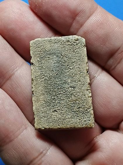 พระสมเด็จวัดระฆัง สร้างฝากกรุวัดบางขุนพรหม สภาพสวยสมบูรณ์ องค์นี้ชาวบ้านในสมัยก่อนใช้เชือกเอ็นผูกกับดินเหนียวตกขึ้นมาได้ เป็นพระกรุเก่า  รูปที่ 8