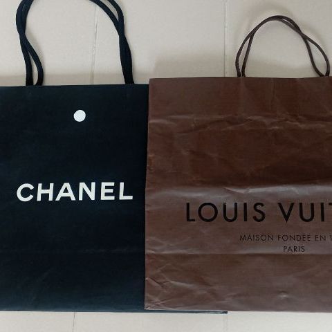 ถุงกระดาษ CHANEL สีดำ และ LOUIS VUITTON สีน้ำตาล ของแท้