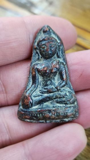 พระเนื้อชินสนิมแดง