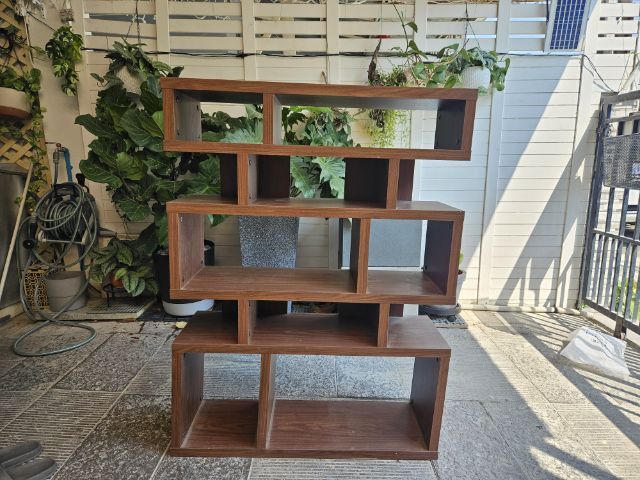 ชั้นวางของไม้ลายวอลนัท สภาพดี แข็งแรง รับเอง เพชรเกษม 53