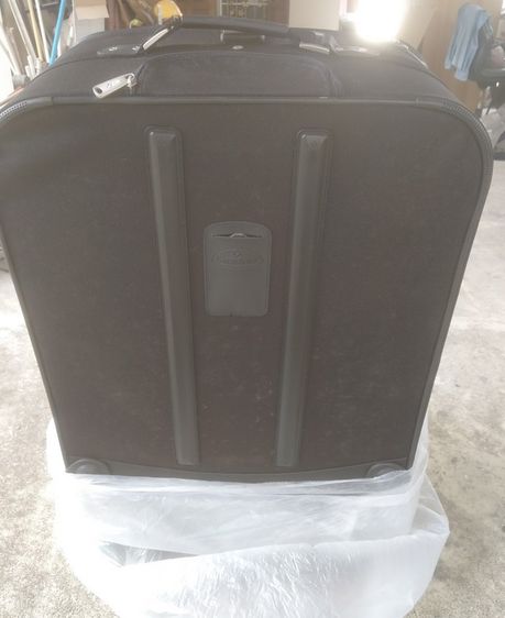 Large Wheeled Suitcase กระเป๋าเดินทางแบบมีล้อลากขนาดใหญ่ สภาพใหม่ รูปที่ 3
