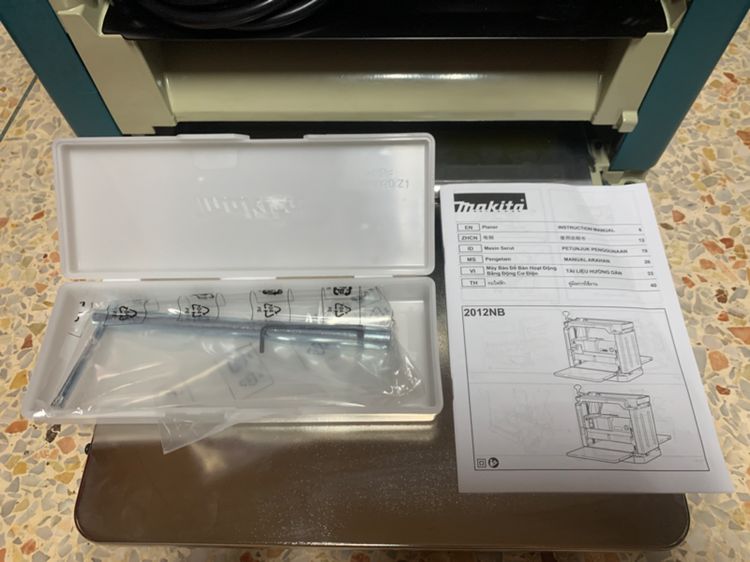 กบแท่นรีดไม้ makita 2012NB 12 นิ้วสภาพนางฟ้าเหมือนใหม่ไม่ได้ผ่านการใช้งานอุปกรณ์ครบพร้อมกล่องคู่มือพร้อมใช้งาน รูปที่ 6