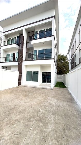 ขายด่วน บ้านแฝด 3 ชั้น สภาพมือหนึ่ง ทำเลทองติดถ.สุคนธสวัสดิ์ เดินไปสตรีวิทย์ 2 ได้ เจ้าของขายเอง ราคา 6.9 ล.