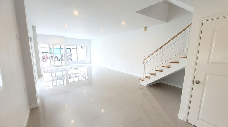 ไม่มี ขายด่วน บ้านแฝด 3 ชั้น  สภาพมือหนึ่ง  ทำเลทองติดถ.สุคนธสวัสดิ์ เดินไปสตรีวิทย์ 2 ได้ เจ้าของขายเอง ราคา 6.9 ล. รูปที่ 3