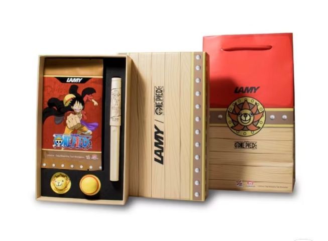 ปากกาลามี่วันพีช (LAMY x One Piece) เป็นคอลเลกชั่นพิเศษที่นำปากการุ่นยอดฮิตอย่าง LAMY Safari มาดีไซน์ใหม่ร่วมกับแก๊งหมวกฟาง (ไม่เคยใช้)