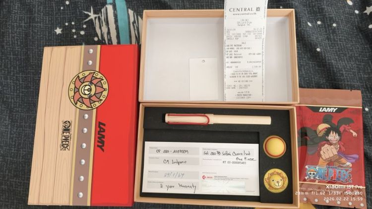 ปากกาลามี่วันพีช (LAMY x One Piece) เป็นคอลเลกชั่นพิเศษที่นำปากการุ่นยอดฮิตอย่าง LAMY Safari มาดีไซน์ใหม่ร่วมกับแก๊งหมวกฟาง (ไม่เคยใช้) รูปที่ 2