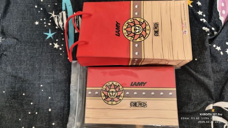ปากกาลามี่วันพีช (LAMY x One Piece) เป็นคอลเลกชั่นพิเศษที่นำปากการุ่นยอดฮิตอย่าง LAMY Safari มาดีไซน์ใหม่ร่วมกับแก๊งหมวกฟาง (ไม่เคยใช้) รูปที่ 3