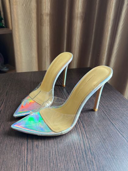 รองเท้าส้นสูงปลายแหลมคาดใส 