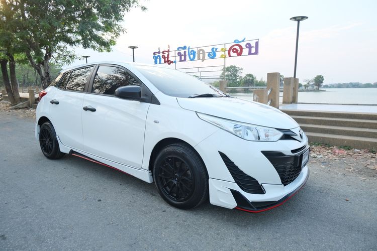 รถ Toyota Yaris 1.2 J สี ขาว