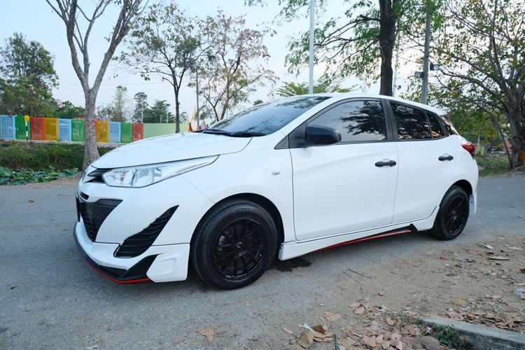Toyota Yaris 2018 1.2 J Sedan เบนซิน ไม่ติดแก๊ส เกียร์อัตโนมัติ ขาว รูปที่ 3