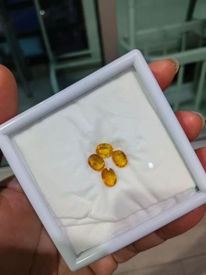 พลอยแท้