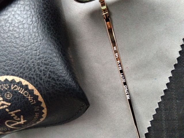 ​รุ่น: Square 1971 Classic (รหัสรุ่น RB1971)
​สีเฟรม: Gold (ทอง)
​สีเลนส์: G-15 Green (เลนส์กระจกสีเขียวดำคลาสสิก)
​อุปกรณ์: ครบชุด (ซองหนังแท้, ผ้าเช็ดเลนส์ตรงรุ่น) รูปที่ 3