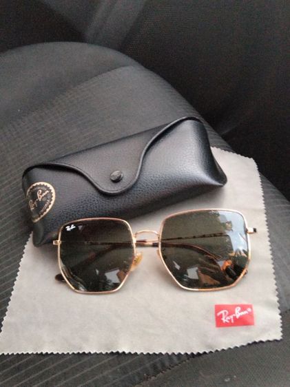 ​รุ่น: Square 1971 Classic (รหัสรุ่น RB1971)
​สีเฟรม: Gold (ทอง)
​สีเลนส์: G-15 Green (เลนส์กระจกสีเขียวดำคลาสสิก)
​อุปกรณ์: ครบชุด (ซองหนังแท้, ผ้าเช็ดเลนส์ตรงรุ่น) รูปที่ 2