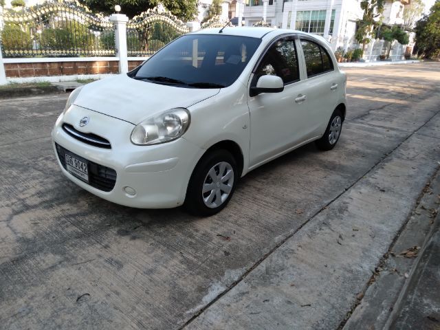 รถ Nissan March 1.2 E สี ขาว