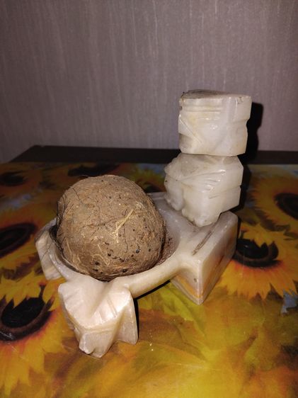 ดินติดหางพญาควาย ขนาดกลมใหญ่เท่าลูกมะขวิด มีน้ำหนัก แข็ง เนื้อแน่น มีรูและขนหางของควายติดอยู่หลายๆเส้น เนื้อดินผสมมวลสารแร่ธาตุต่างๆ เกิดขึ้ รูปที่ 4