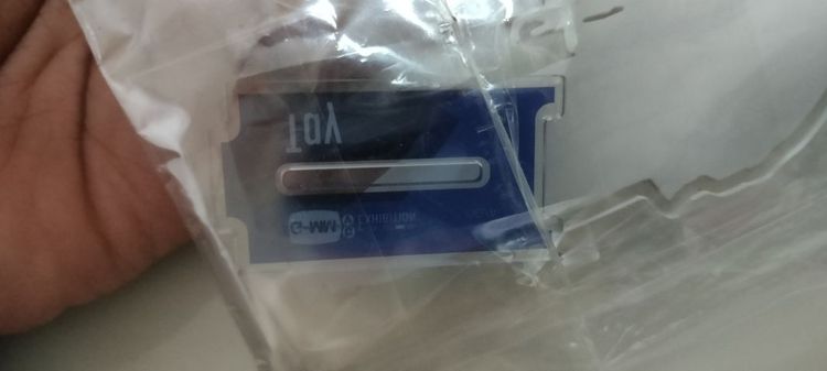 แสตนดี้ชิ้นนี้เป็นสินค้าจากงาน GMMTV Exhibition in Japan ซึ่งจัดขึ้นที่ประเทศญี่ปุ่น โดยเป็นแสตนดี้อะคริลิกความสูงประมาณ 12-13 เซนติเมตร รูปที่ 3