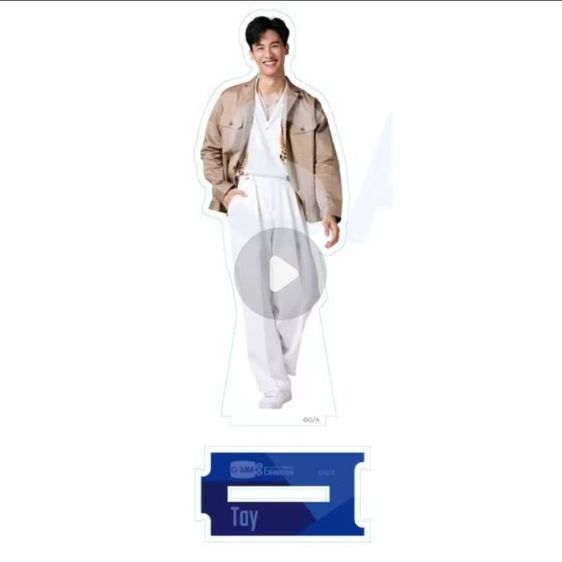 แสตนดี้ชิ้นนี้เป็นสินค้าจากงาน GMMTV Exhibition in Japan ซึ่งจัดขึ้นที่ประเทศญี่ปุ่น โดยเป็นแสตนดี้อะคริลิกความสูงประมาณ 12-13 เซนติเมตร