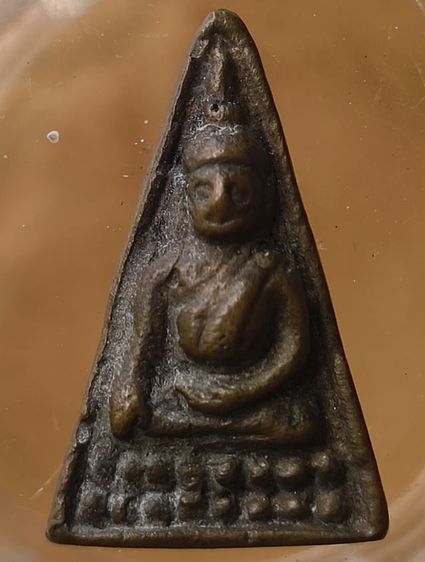 พระรูปหล่อหลวงพ่อเพชร เนื้อทองผสมเก่าค่ะ